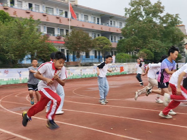 图集  |  临武县五完小：迎雨而上运动美