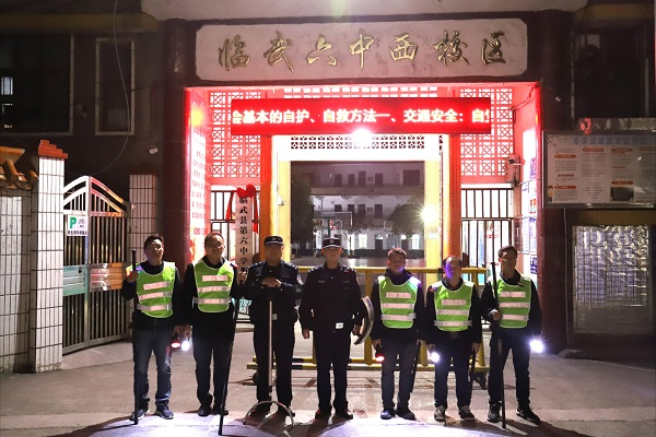 临武县教育局：夜查护学岗 优化校园环境