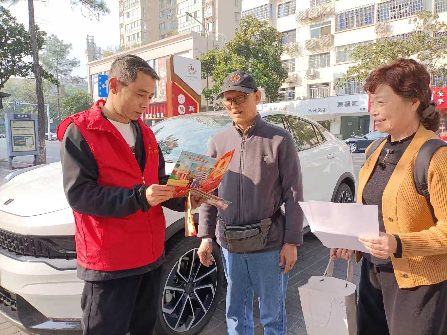 丹阳街道金桥社区开展防范非法集资宣传活动