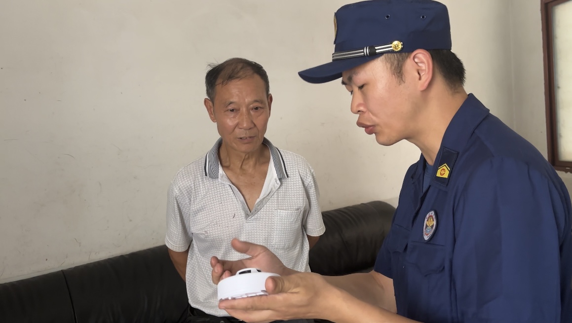 臨武縣消防救援大隊(duì)扎實(shí)推進(jìn)煙感報(bào)警器安裝工作
