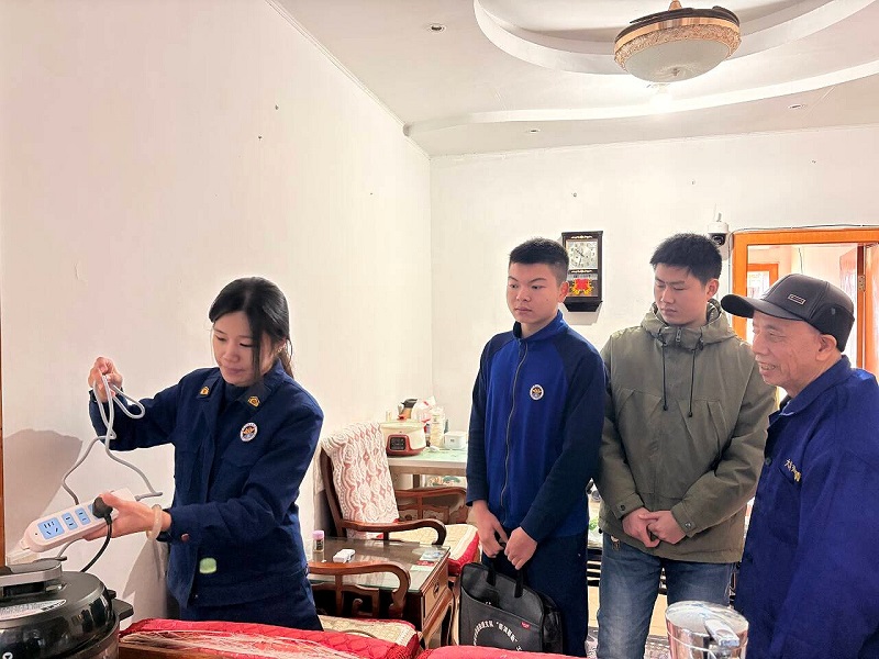 临武县消防救援大队扎实推进老旧小区“防消联勤+敲门行动”检查