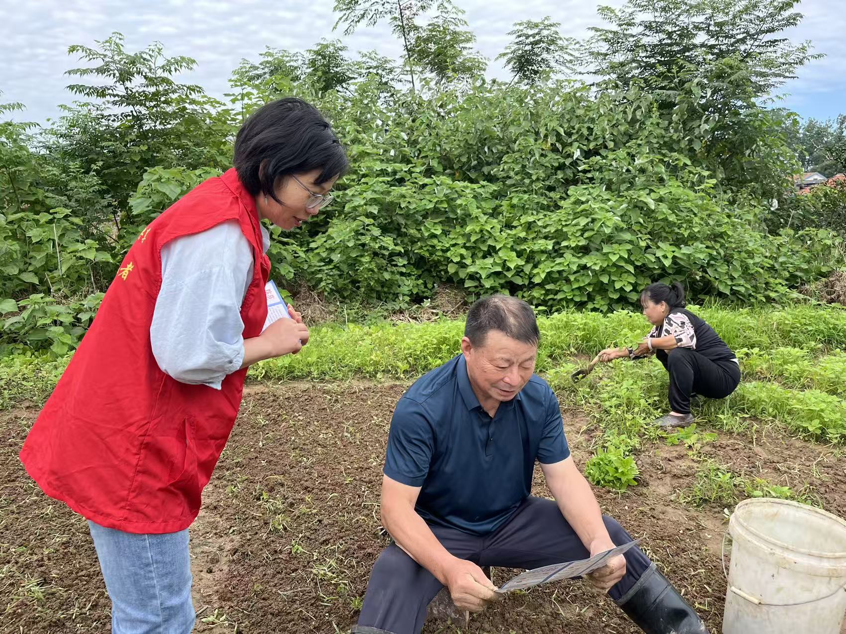 启明街道志愿者深入田间地头开展防非宣传 筑牢乡村金融安全防线