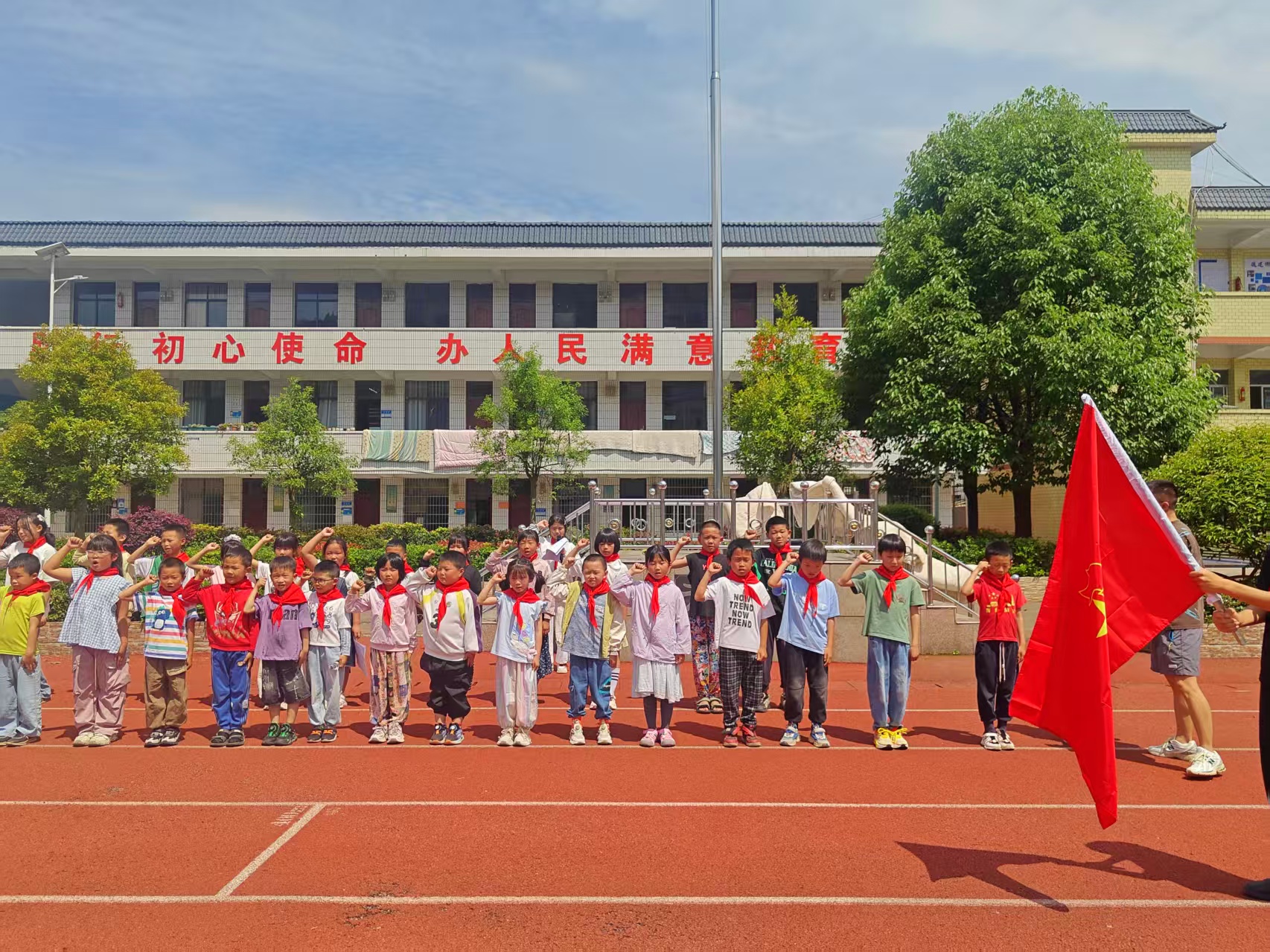 空壳树小学举办庆“六一”入队仪式暨趣味游园活动