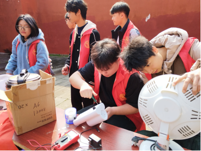 鲁班殿社区开展“学习雷锋好榜样，义务维修显真情”志愿活动