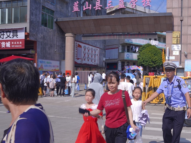 藍(lán)山縣公安局交管大隊(duì)：藏藍(lán)身影護(hù)學(xué)路，暖心守護(hù)平安行