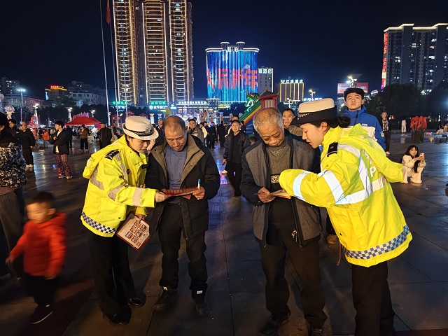 【新春走基层】蓝山公安交警借中非经贸友谊赛“第二现场”开展交通安全宣传