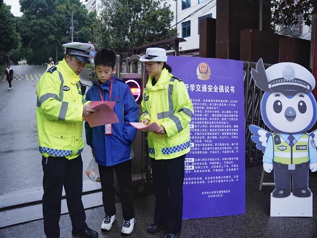 蓝山公安交管部门开启“护学模式”，全力护航开学季