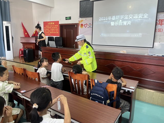 蓝山公安交管开展“七彩假期 安全童行”交通安全志愿服务活动