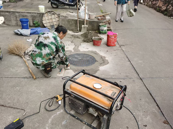 我愛湘潭我的家 人大代表獻(xiàn)力量丨人大代表主動擔(dān)當(dāng)解民憂 破損井蓋“煥新顏”