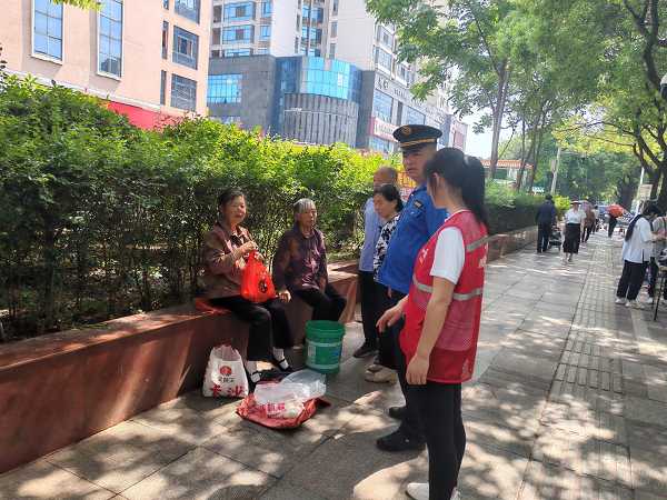 建設(shè)路街道聯(lián)合區(qū)城市管理局整治農(nóng)貿(mào)市場周邊市容秩序