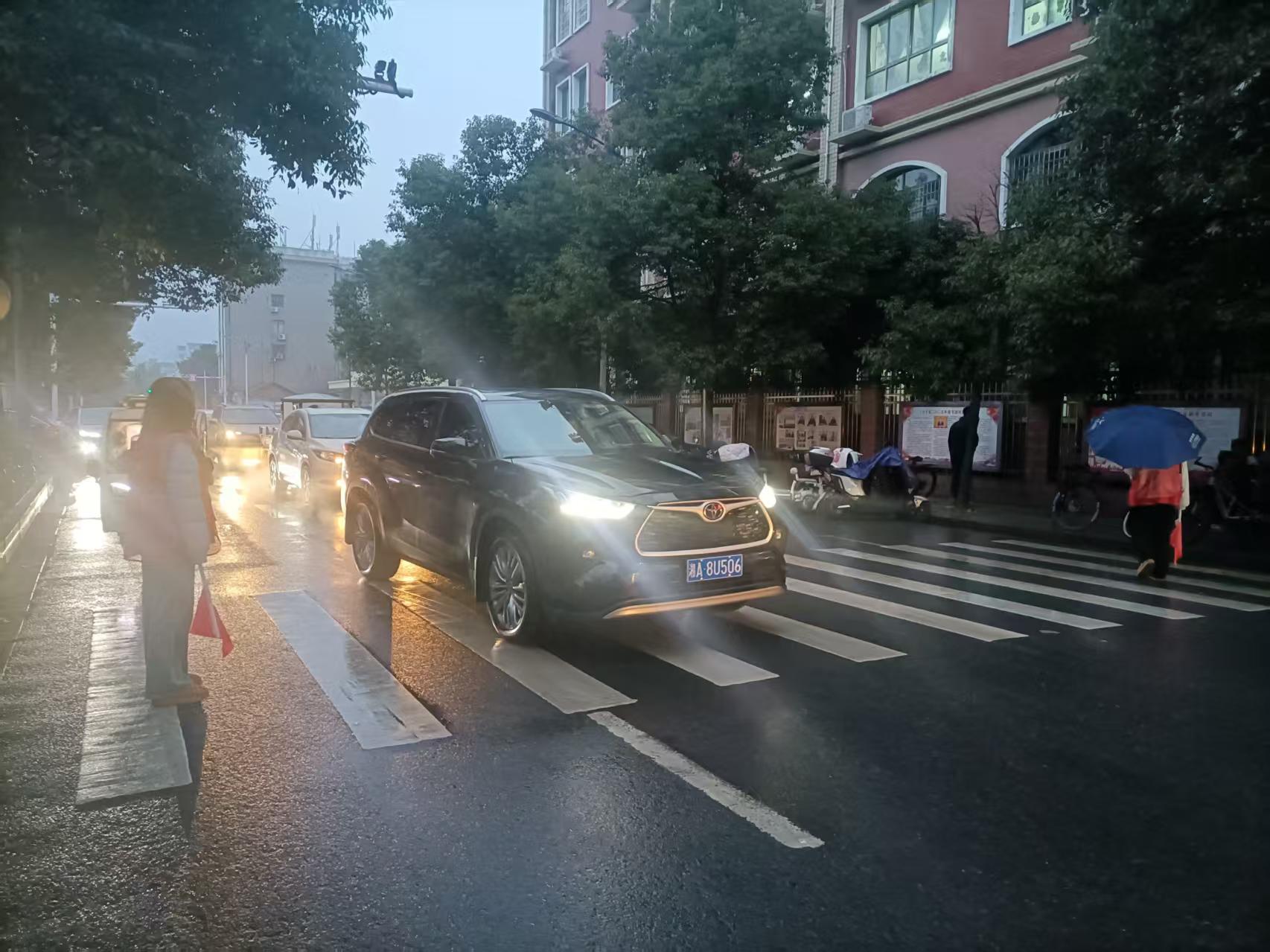 “雨”你同行 归义街道“护学岗”长效机制织就平安上学路