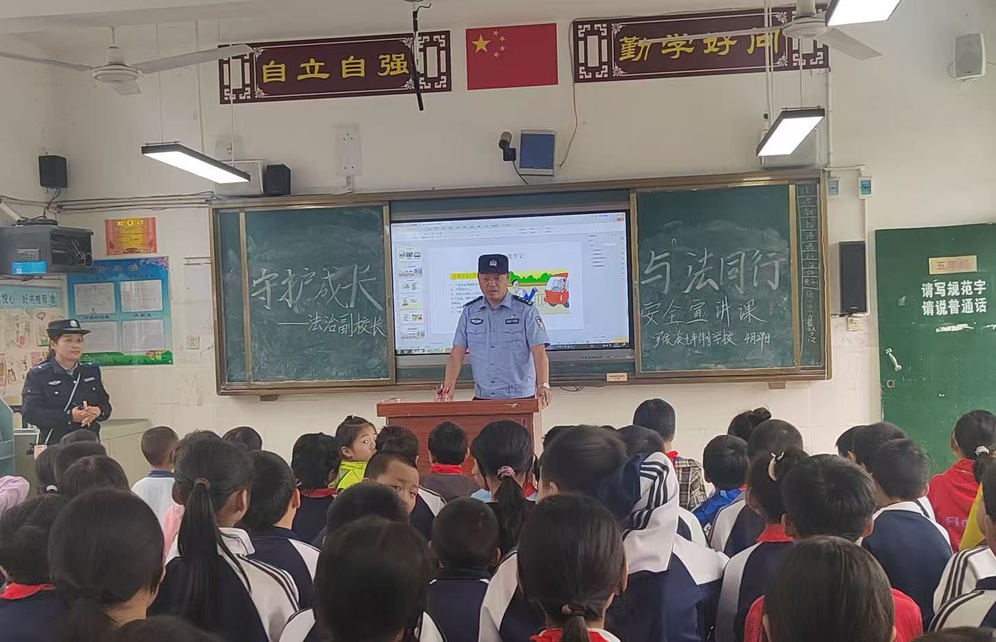 撑好“法律”这把伞 ——罗依溪九年制学校开展“法治进校园”宣讲活动