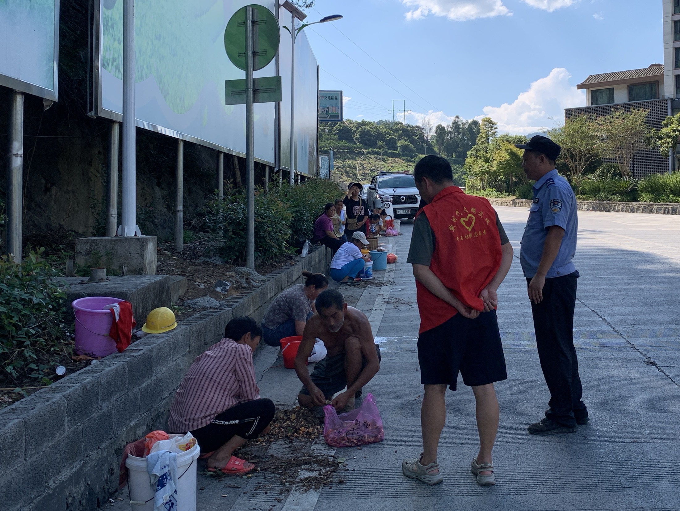 为群众安全计·为道路畅通谋——红石林镇联合派出所开展专项行动 守护公路安全