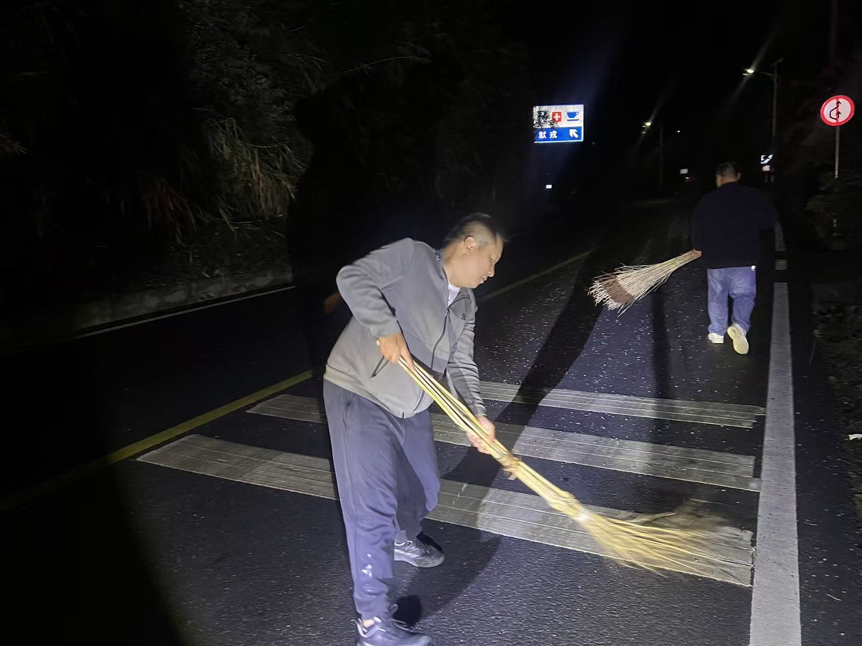 默戎镇连夜处置路面隐患 守护群众出行安全