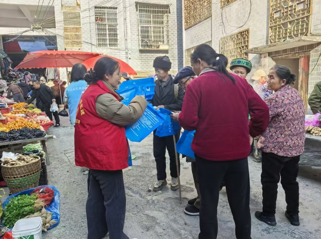 政策宣传进集市 医保知识入人心——默戎镇开展2026年度参保宣传活动