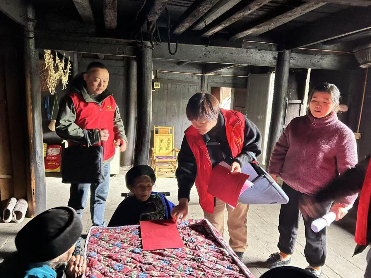 默戎镇：冬季“敲门行动”筑牢村寨防火安全墙