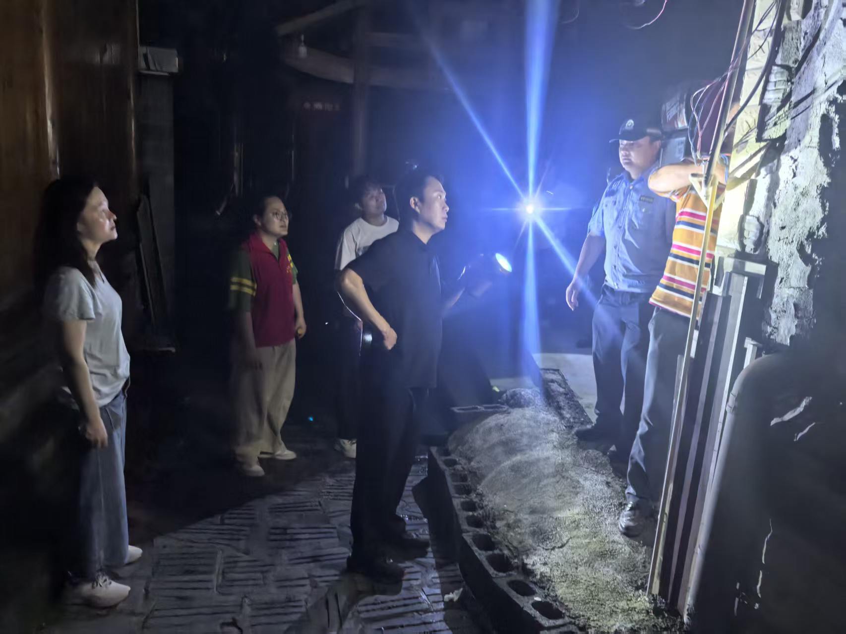 昼夜巡查不松懈 精准整治除隐患  ——默戎镇抓实“两电”安全守护平安防线
