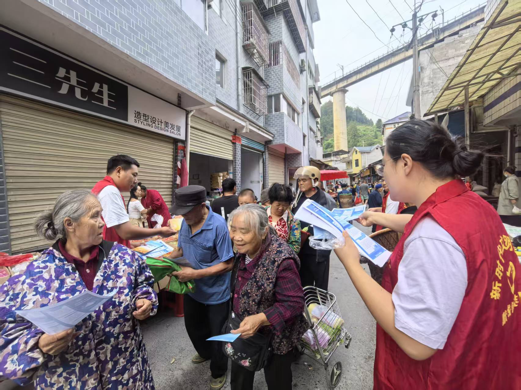 宣传赶集零距离 惠民服务暖人心 ——默戎镇开展多维度集中宣传活动