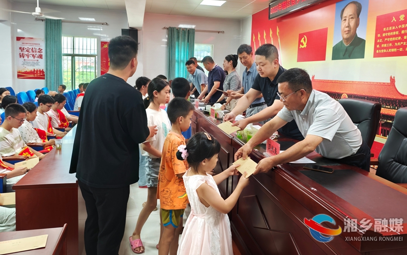 [翻江镇]爱心汇聚照亮学子成长路