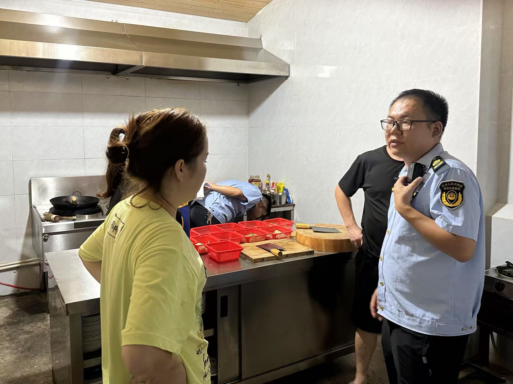 筑牢安全防线！桃林寺镇突击夜查集镇夜宵店