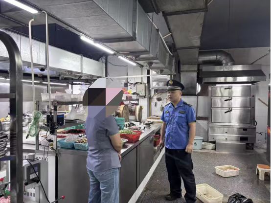 雨湖区城管局：油烟治理严抓不懈  某餐饮店因违规排放被查处