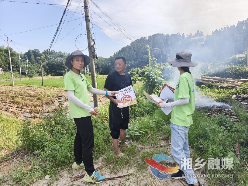 [湘潭生态环保协会湘乡中队]“蓝天卫士”顶酷暑巡田护绿