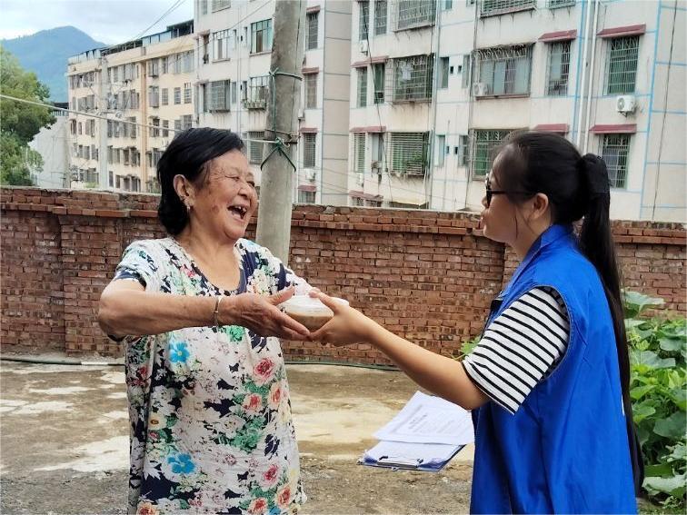 輔仁社區(qū)為長者撐起夏日“遮陽傘”
