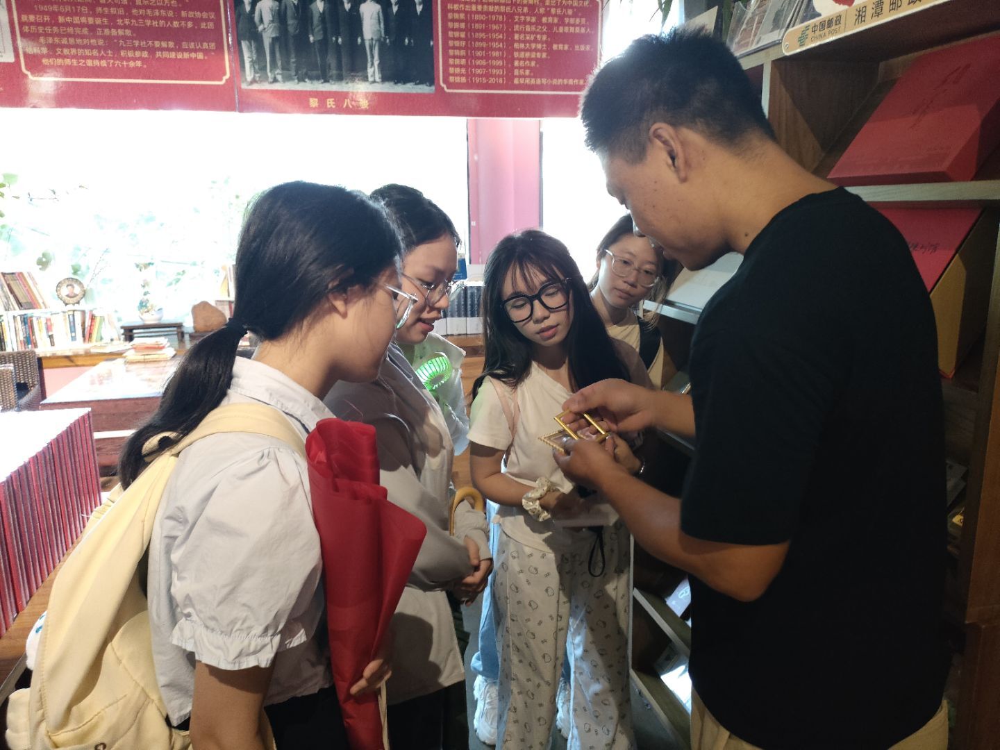 湘大学子探访旋梯书苑：从“知恩图报”里见“青”火相传