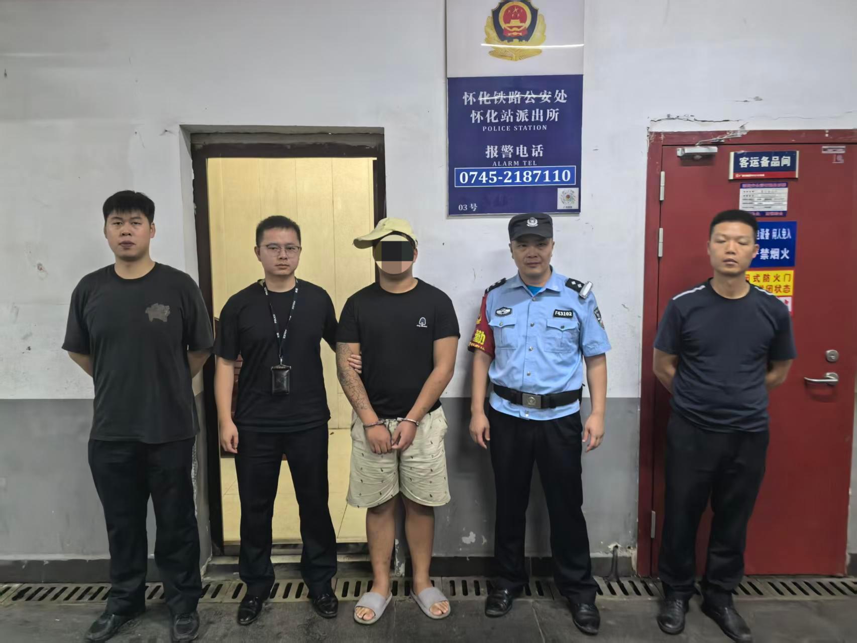 新晃公安破获一起“拉车门”盗窃案