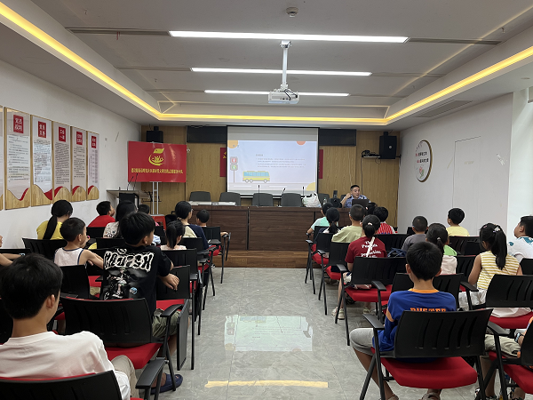 曙光社區(qū)聯(lián)合岳塘交警大隊(duì)開(kāi)展交通安全宣傳教育活動(dòng)