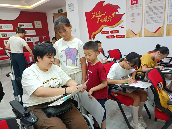 曙光社区“轮椅女孩”带领青少年画出不一样的精彩