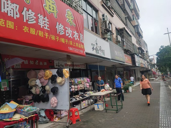 建设路街道开展“门前三包”专项整治行动