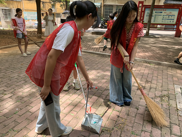 青春力量進(jìn)社區(qū) 霞光社區(qū)青少年志愿者助力垃圾分類