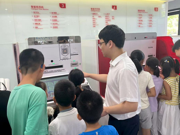 曙光社區(qū)聯(lián)合工商銀行高新支行開展“小小銀行家”體驗(yàn)活動