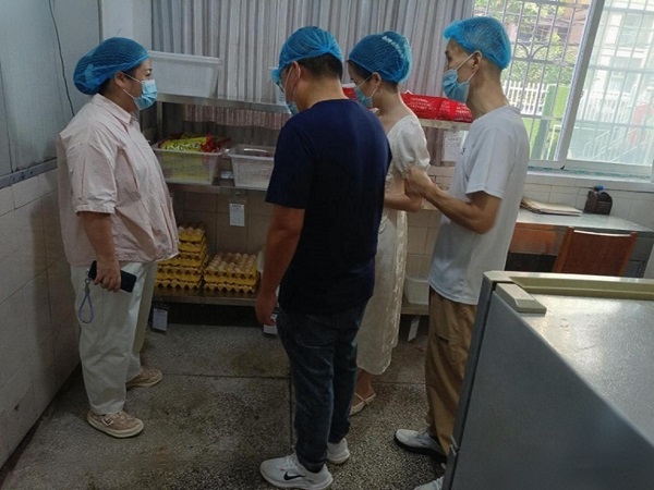 大橋社區(qū)開展校園食品安全專項檢查 守護師生“舌尖上的安全”