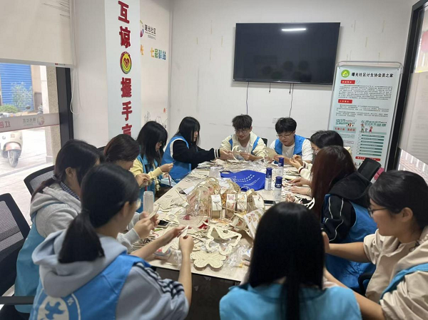 我爱湘潭我的家 曙光社区组织开展做灯笼迎中秋活动