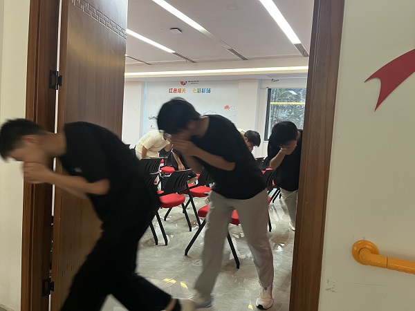曙光社區(qū)開展“國際減災日”應急疏散避險逃生演練活動