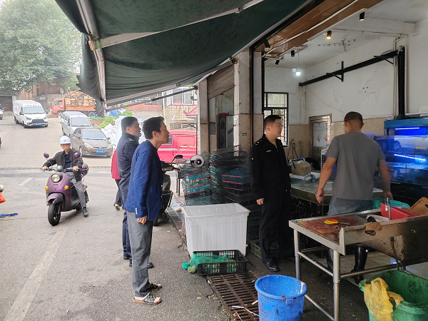 建設路街道開展農(nóng)貿(mào)市場周邊環(huán)境整治提升行動