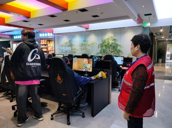 霞光社区：“五老”网吧监督员助力未成年人健康成长