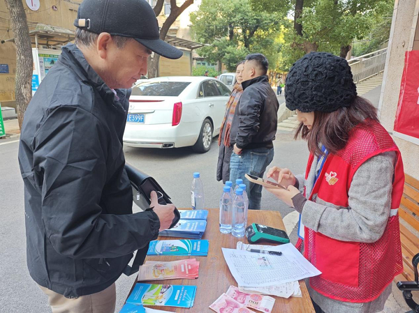 建設(shè)路社區(qū)開展醫(yī)保政策宣傳及繳費便民服務(wù)活動