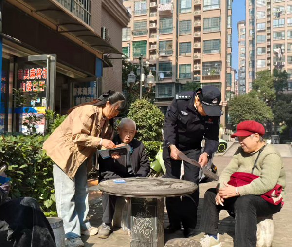 健康宣傳進(jìn)萬家 湖湘社區(qū)攜手民警守護(hù)居民健康