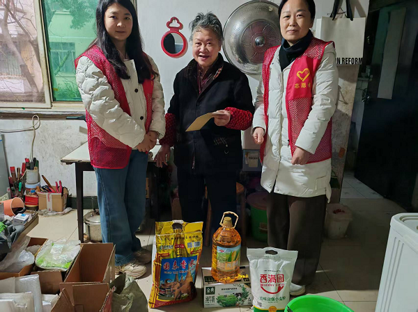 霞光社區(qū)計(jì)生協(xié)節(jié)前走訪慰問暖人心