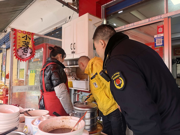 護(hù)航開學(xué)季 大橋社區(qū)開展燃?xì)獍踩珜ｍ?xiàng)檢查