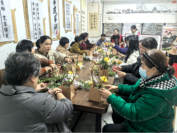 曙光社區(qū)舉辦“巧手插花綻芳華 中醫(yī)理療暖人心”主題活動(dòng)