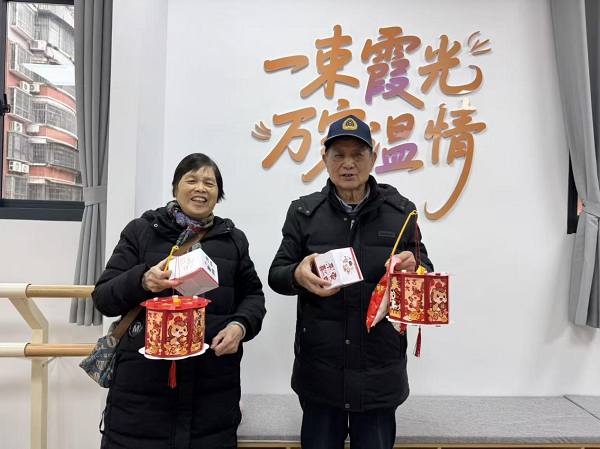 “我愛湘潭我的家”霞光社區(qū)開展手工燈籠制作活動