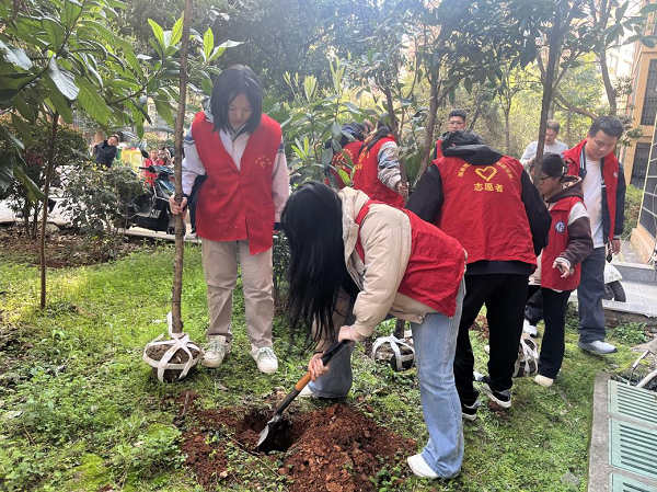曙光社區(qū)開展“我愛湘潭我的家——我與小樹共成長(zhǎng)”植樹節(jié)活動(dòng)