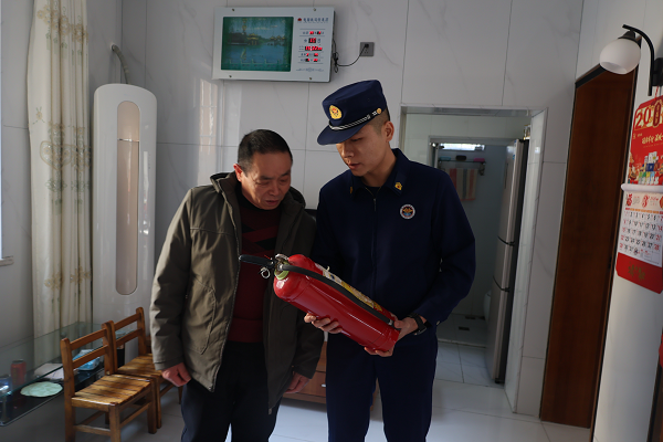 霞光社区：敲门送平安 安全入万家