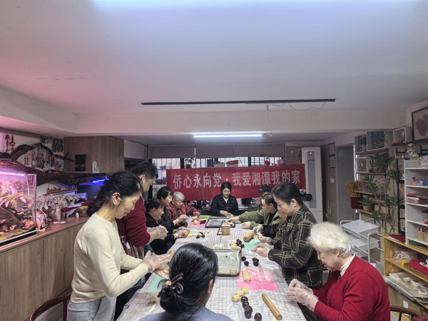 霞光社區(qū)僑聯(lián)開(kāi)展“僑心永向黨· 我愛(ài)湘潭我的家”手工烘焙活動(dòng)