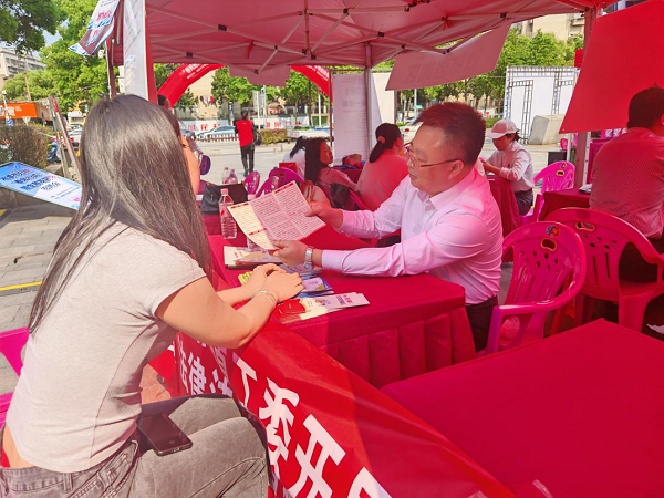 人大建設(shè)路街道工委組織人大代表開(kāi)展公益普法宣傳活動(dòng)