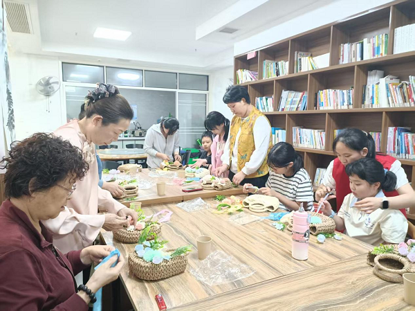 曙光社區(qū)開展“指間生花·‘袋’愛回家”母親節(jié)主題活動